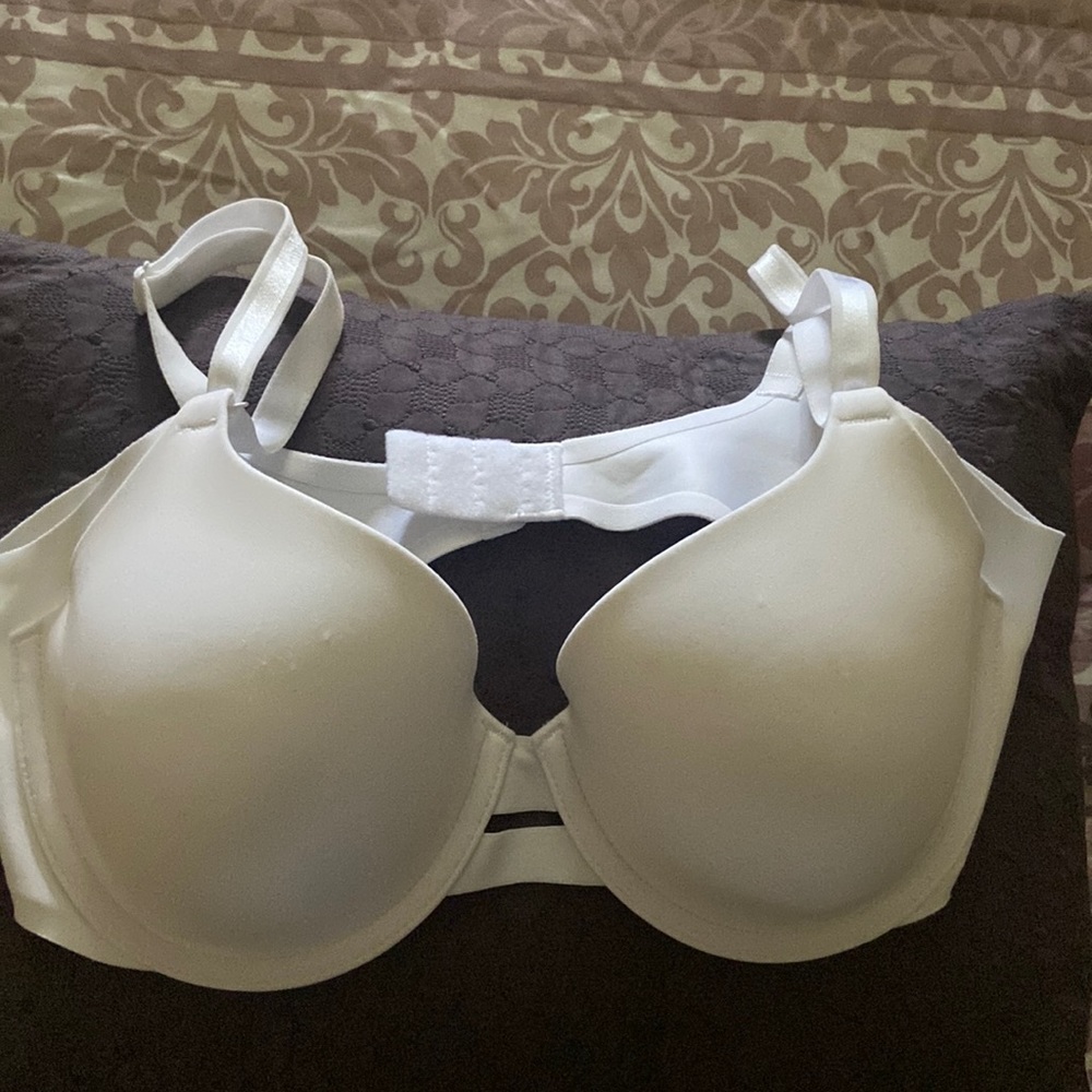 White T-shirt bra, underwire